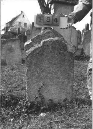 Grabstein 194 (Index: 99786033) Zustand: Inschrift vollständig abgeblättert Maße HxBxT: 60x55x10 cm: Grabstein 194