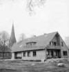 Evangelisch-Lutherische Kirchengemeinde: zweites Pastorat im Garten hinter Martin-Luther-Kirche: Neubau nach Fertigstellung: im Hintergrund Kirche