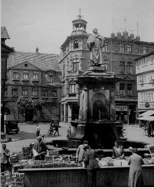 Nordhausen/Harz. Ansicht des 1888 geschaffenen Lutherbrunnen mit dem Lutherdenkmal auf dem Lutherplatz. Davor wird Handel betrieben