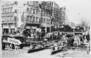 Dresden-Neustadt, Platz der Einheit (Albertplatz). Straßenarbeiten. Blick zum Hochhaus der Verkehrsbetriebe mit Sächsischer Landesbank