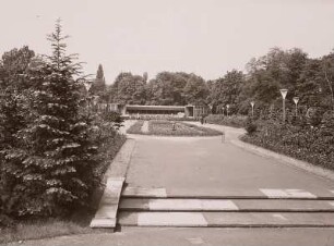 Großer Garten : Reichsgartenschau, Blick von der Wasserkunst über die Rosenachse zur Gaststätte "Schmetterling"