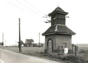 Otterwisch-Großbuch, Dorfstraße. Transformatorenstation (um 1900) am östlichen Ortsausgang
