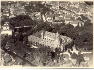 Luftbild - Schloss, Kaiser-Wilhelm-Platz mit umliegenden Straßen. Detmold. Schlossplatz. Papierabzug