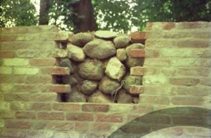 Gut Jersbek: Eiskeller: Restaurierung: Detailaufnahme von innen: Mauerwerk, dahinter Feldsteinpackung