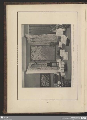 Gobelin, Gestickter Vorhang (rechts) und Kissen