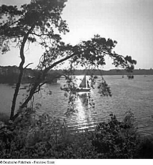 Havel nahe des Wirtshauses Schildhorn. Ansicht mit Segelboot bei Sonnenuntergang