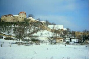 Blick auf die Creuzburg, verschneite Felder und Gärten