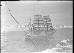 Segelschiff unter vollen Segeln auf Fahrt