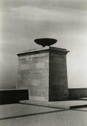 Weimar. Ettersberg. Nationale Gedenkstätte Buchenwald. Straße der Nationen. Pylon mit Flammenschale "Frankreich"