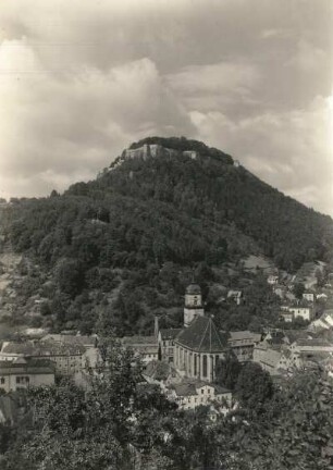 Königstein. Stadt mit Stadtkirche und Festung von Osten