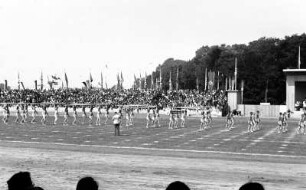 Sportveranstaltung auf der Reichsnährstandausstellung 1939 : Eine Gymnastik-Sportveranstaltung auf dem Großen Ring im Rahmen der 5. Reichsnährstand-Ausstellung 1939 in Leipzig.