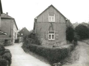 Dresden-Cossebaude, Krumme Gasse 3 und 4b. Wohnhäuser (1851/1900; 1801/1850). Straßenansicht