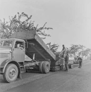 Straßenbau : Asphaltierung einer Landstraße