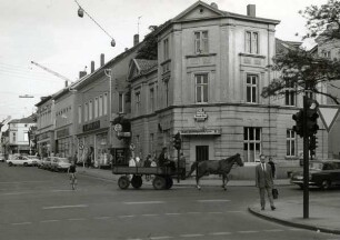 Gaststätte "Zum Landgericht", später Finke. Paulinenstraße Ecke Bruchstraße, Detmold. mit Pferdefuhrwerk, Radfahrer, Fußgänger und Autos