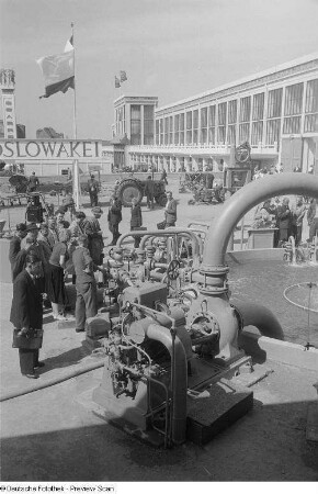 Pumpanlage auf dem Freigelände der Technischen Messe 1953, im Hintergrund die Tschechoslowakische Ausstellung