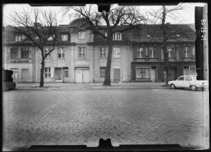 Potsdam, Otto-Nuschke-Straße (Lindenstraße) 4. Wohnhaus mit Läden. Straßenfront
