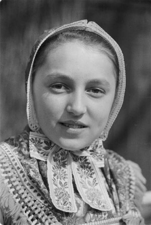 Mädchen in Schleifer Tracht aus Schleife. : Holca w Slepjanskej drasće z Slepeho.