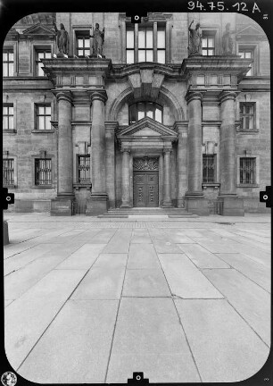 Dresden-Altstadt, Augustusstraße 2. Ständehaus (1901-1906; P. Wallot). Hauptfassade (Teilansicht) vom Schloßplatz