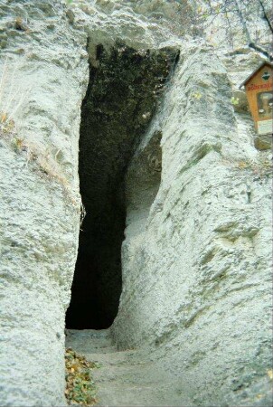 sagenumwobenes Klausloch - Höhleneingang am Saaleufer; hier soll ein Klausner gelebt haben