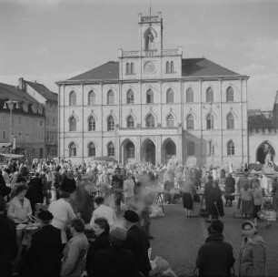 Weimar. Rathaus mit Marktplatz, Wochenmarkt