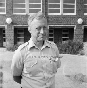 Bargteheide: Kreisgymnasium II [später Gymnasium Eckhorst]: Eckhorst: Schulleiter Dieter Rett: hinten Schulgebäude