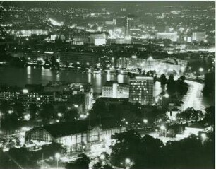 Hamburg bei Nacht. Blick vom Heinrich-Hertz-Turm (Fernsehturm "Tele-Michel") Richtung Bahnhof Dammtor. Im Hintergrund die Binnenalster