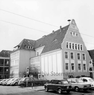 Stormarnschule: Gymnasium: Waldstraße: rechts Altbau mit Schmuck-Giebel: links Anbau von 1951: ganz links späterer Erweiterungsbau