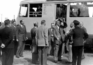 Fahrt VT 501 BD-Präsident Hagner stehend mit Hut