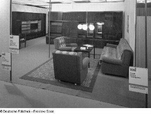 Ausstellungskoje (Sitzgruppe "Simone") mit Wohnzimmermöbeln (Anbauwand (Modell MKA 80)) des VEB Möbelkombinat Ribnitz-Damgarten