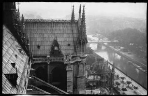 Blick vom Dach der Kirche Notre Dame de Paris auf Teile des Südflügels und die Seine