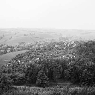 Oelsnitz, Ortsansicht : Oelsnitz. Blick von einem Aussichtspunkt auf den Ort