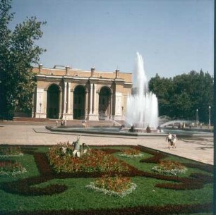 Taschkent. Usbekisches Nationaltheater (Navoiytheater) (1939, 1944/1947; Alexej Schusev). Eingangsfront mit Wasserspielen und Blumenrabatte