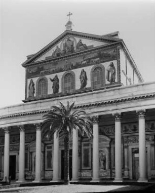 Rom, Via Ostiense. Basilica San Paolo fuori le Mura. Westfassade der Kirche zum Atrium