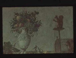 Früchtestilleben in einer Vase und zwei Eichhörnchen