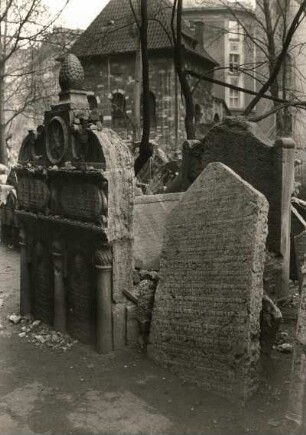 Prag-Josefstadt (Praha-Josefov). Alter Jüdischer Friedhof. Grabsteine (links vom Grab des Rabbi Jehuda Löw)
