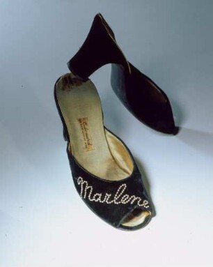Pantoffeln aus schwarzem Samt, bestickt mit weißen Perlen "Marlene" (Archivtitel)