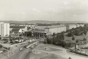 Dresden. Blick vom Hochhaus Ernst-Thälmann-Straße, Ecke Pirnaischer Platz nach Nordosten über den Pirnaischen Platz zur Grunaer Straße