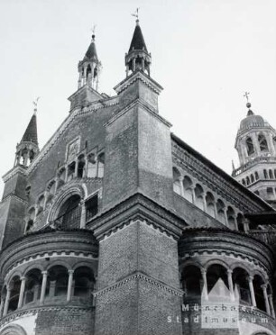 Pavia. Certosa von Pavia (Kartäuserkloster) Blick auf Chor u. Vierungsturm