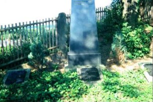 Denkmal und 3 Grabplatten der Gutsbesitzer von Ketelhodt