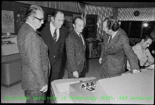 Besuch von Dr. jur. Bernhard Ditteney (Landrat des Landkreises Karlsruhe) am Kernforschungszentrum Karlsruhe (KfK)