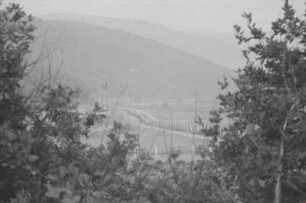 Ellershausen: Durchblick auf Sperrmauer an der Zonengrenze