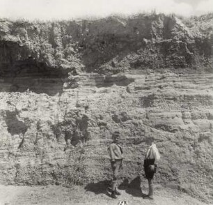 Rückmarsdorf, Sandgrube, Abbauwand mit zwei Jungen