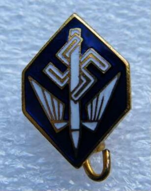 Verbandsabzeichen Deutsche Stenografenschaft (mit Broschennadel) : Sammlung Beinhorn. Verbandsabzeichen Deutsche Stenografenschaft (geflügelte Feder und Hakenkreuz auf blauem Grund, mit Broschennadel; rückseitig: Ges. Gesch.). Email, Metall; Maße 15,5 x 11 mm (1933/1943). Dresden: SLUB R c 0180