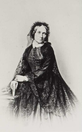 Porträt Doris Devrient (1804-1882; Schauspielerin, Sängerin). Albuminabzug auf Karton (Carte-de-visite mit Atelieraufdruck verso)