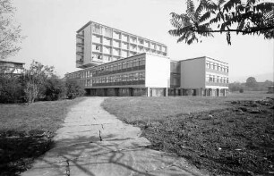 Freiburg: Uni-Bauten, Zahnklinik vor der Vollendung von Südwesten
