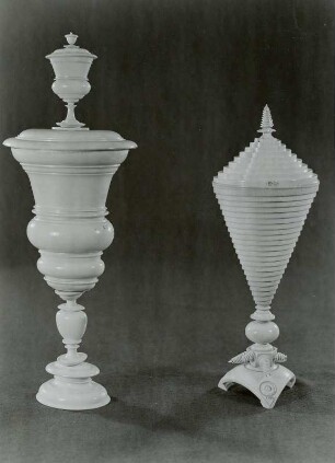 Ovaler Becher (links), spiralförmig gedrehter Becher (rechts)