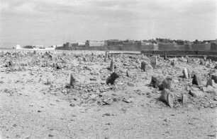 Der Friedhof von Gadames : Blick auf den Friedhof vor der Wüstenstadt Gadames