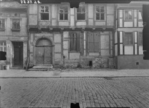 Quedlinburg, Schmale Straße. Wohnhaus. Straßenfront