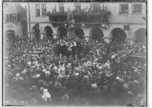 Fasnacht Sigmaringen 1932; Bräuteln vor dem Rathaus
