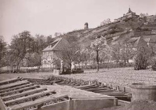 Radebeul-Oberlößnitz, Blick über Gärtnereien und Weinberg zum Spitzhaus